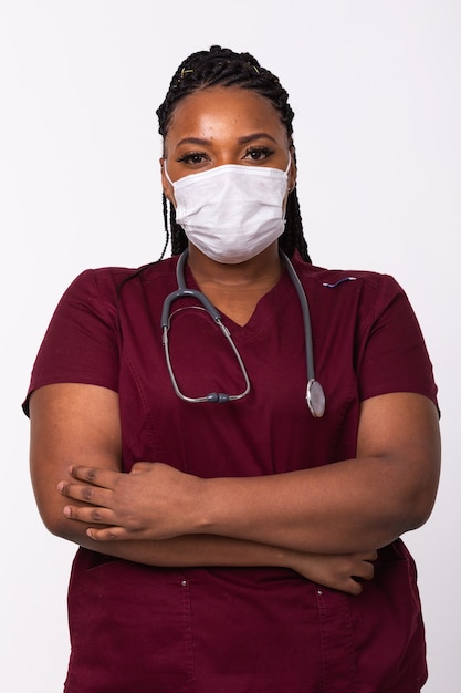 Médecin dans un masque médical sur mur blanc