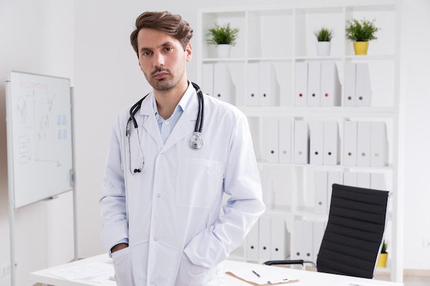 médecin dans son bureau