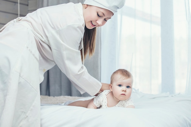 Le Médecin Défie Et Traite Un Petit Enfant Dans Une Salle Blanche