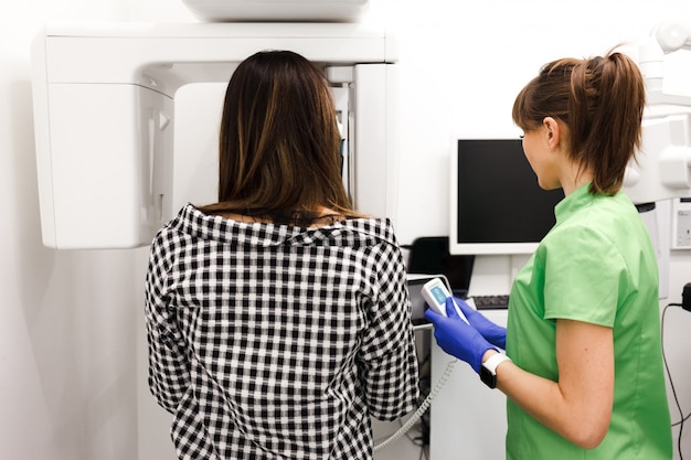 Le médecin dentiste fait au patient une radiographie panoramique de la cavité buccale. Procédure d'orthopantomographie