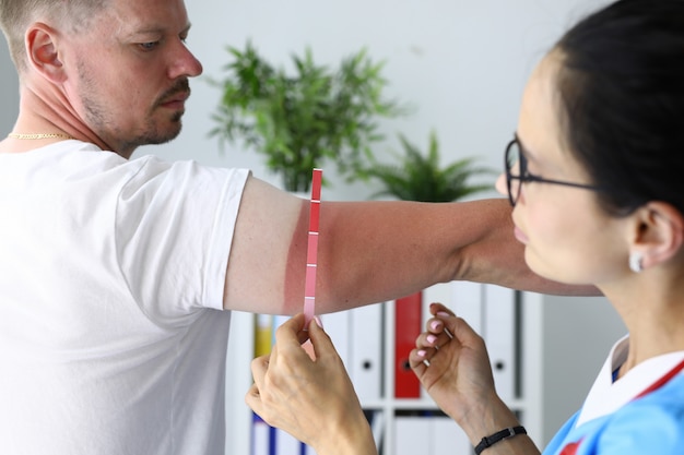 Photo le médecin détermine l'étendue de la brûlure