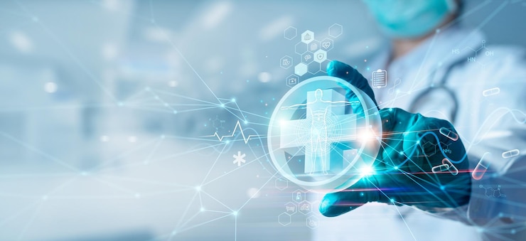 Médecin détiennent l'icône santé et dossier médical électronique sur l'interface Santé numérique et réseau