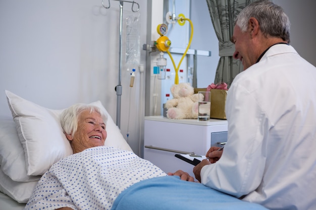 Médecin discutant du rapport médical avec un patient senior