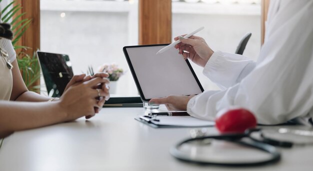 Médecin discutant et expliquant au patient son plan de vie Médecine, soins de santé et assurance conceptxA