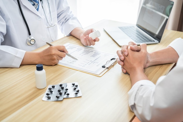 Médecin discutant avec le patient utilisant le médicament quelque chose et recommandant des méthodes de traitement, présentant les résultats sur le rapport, le concept de médecine et de soins de santé.