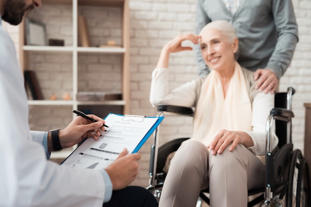 Le médecin dit les résultats de l'examen d'un patient âgé.