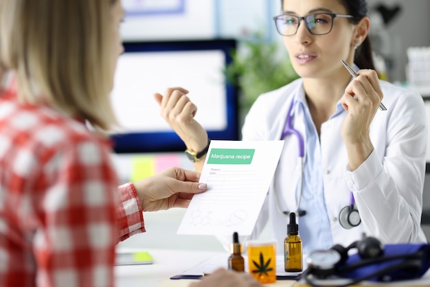 Médecin donnant au patient une ordonnance pour un médicament en traitement clinique avec des médicaments à base de marijuana