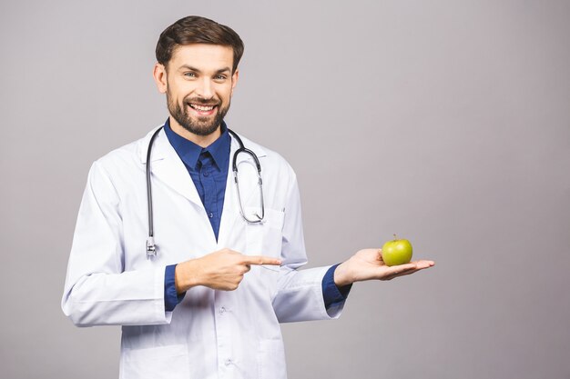 Médecin donnant le concept de pomme pour une alimentation saine et un mode de vie ou une bonne alimentation