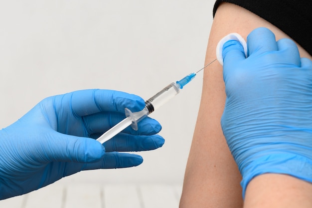 Médecin donnant une injection au concept de vaccination du patient