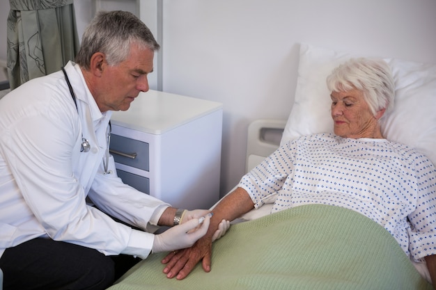 Médecin donnant une injection à un patient senior