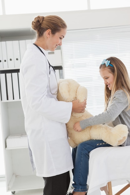 Médecin donnant un patient à un ours en peluche