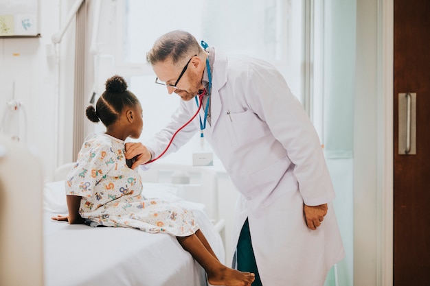 Médecin à L'écoute Des Battements De Coeur D'une Petite Fille