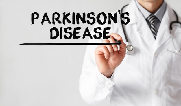 Médecin écrit mot maladie de Parkinson avec marqueur, concept médical