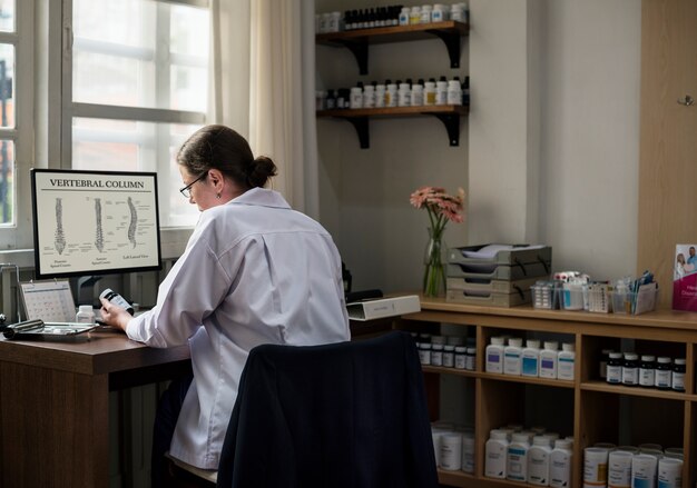 Photo un médecin écrit une ordonnance