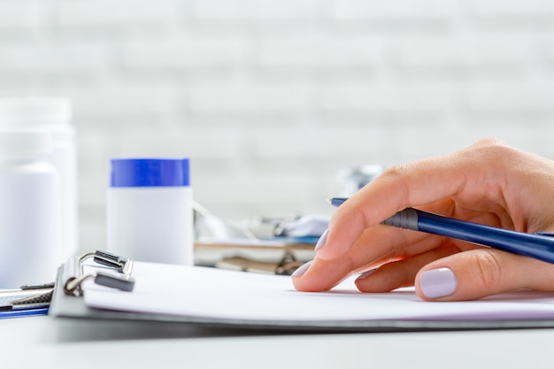 Photo le médecin écrit un pilule de prescription