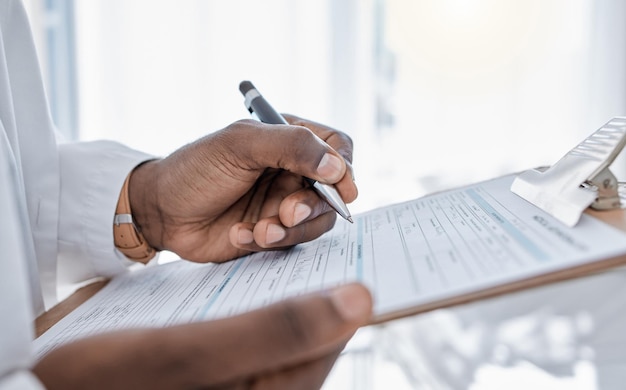 Médecin écrivant une assurance d'enquête et un formulaire de réclamation pour les documents médicaux et le script pour les résultats des tests des dossiers des patients et la recherche dans un hôpital Les mains des médecins signent et planifient les soins de santé