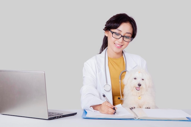 Médecin écrivant des documents avec son animal de compagnie