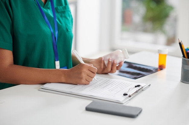 Médecin écrivant une ordonnance pour le patient