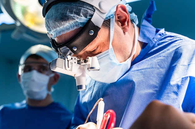 Le médecin effectue un chirurgien mini-invasif à l'aide d'un dispositif spécial Innovation chirurgicale mini-invasive Chirurgie médicale avec endoscopie