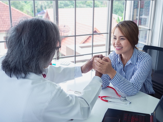 Un médecin encourage les patients hospitalisés