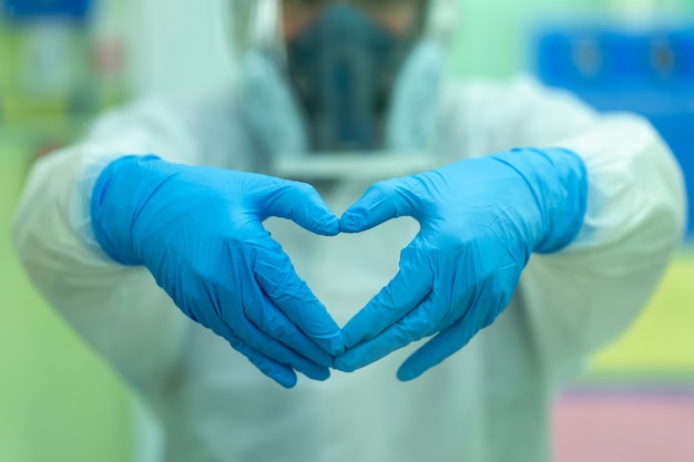 Le médecin encourage les patients et les proches infectés par COVID après le traitement des patients.