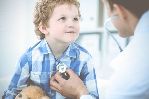 Médecin et enfant patient. Médecin examinant le petit garçon. Visite médicale régulière en clinique. Concept de médecine et de soins de santé.