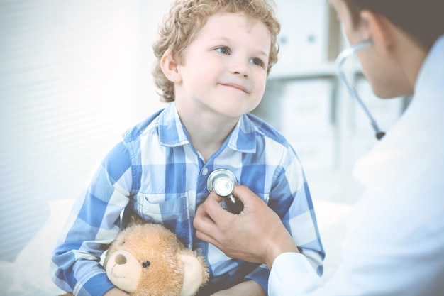 Médecin et enfant patient. Médecin examinant le petit garçon. Visite médicale régulière en clinique. Concept de médecine et de soins de santé.