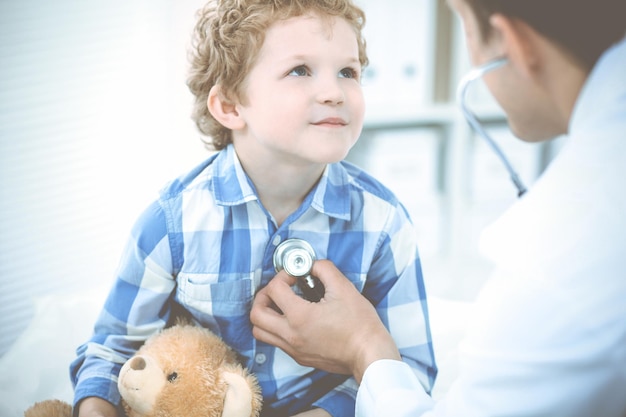 Médecin et enfant patient. Médecin examinant le petit garçon. Visite médicale régulière en clinique. Concept de médecine et de soins de santé.