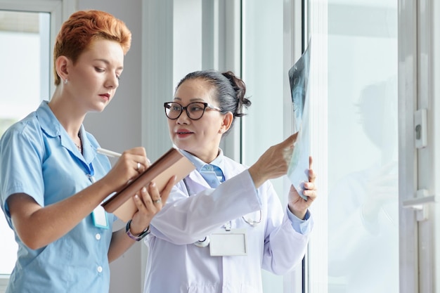 Médecin établissant un diagnostic basé sur une image radiographique