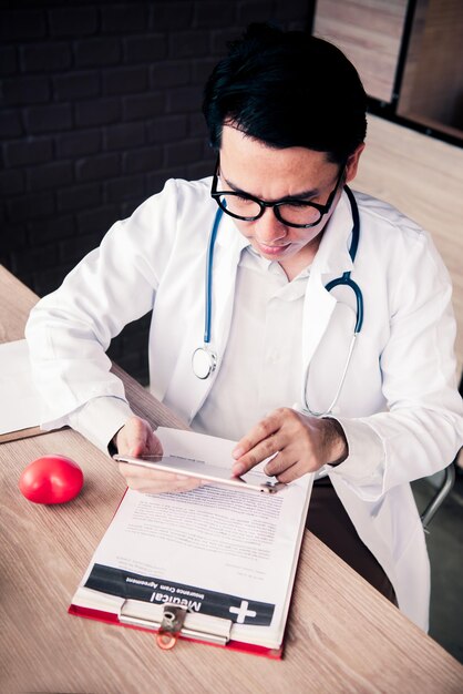 médecin, examen physique et vérificateur des maladies cardiaques