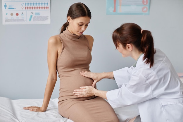 Médecin examinant la femme enceinte