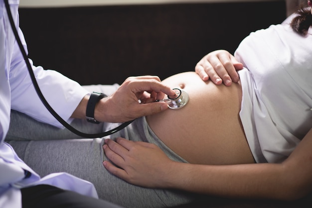 Médecin examinant une femme enceinte