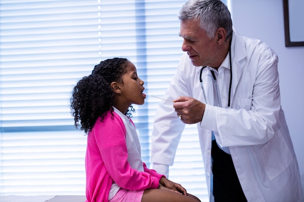 Médecin examinant la langue des patients