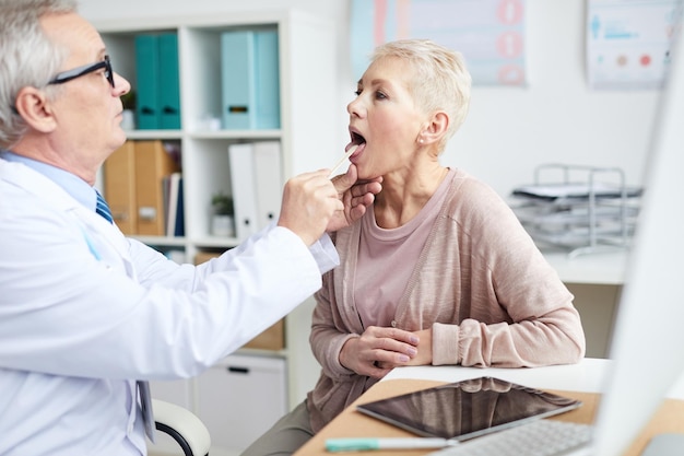 Médecin examinant un patient malade