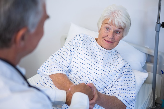 Médecin examinant un patient senior en salle