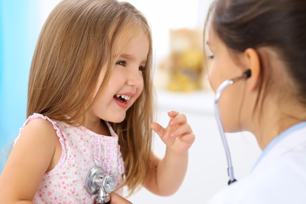 Médecin examinant une petite fille au stéthoscope