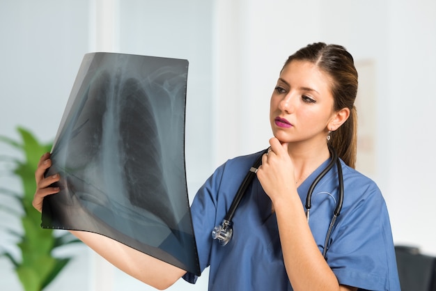 Médecin examinant une radiographie pulmonaire