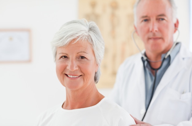 Médecin examinant son patient