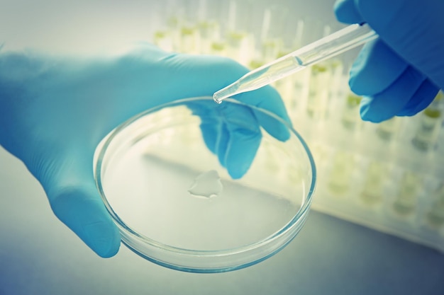 Médecin examinant l'urine en gros plan de laboratoire