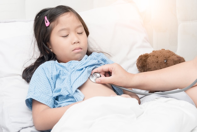 Médecin examinateur enfant patient avec stéthoscope à l&#39;hôpital. concept de santé de l&#39;enfant