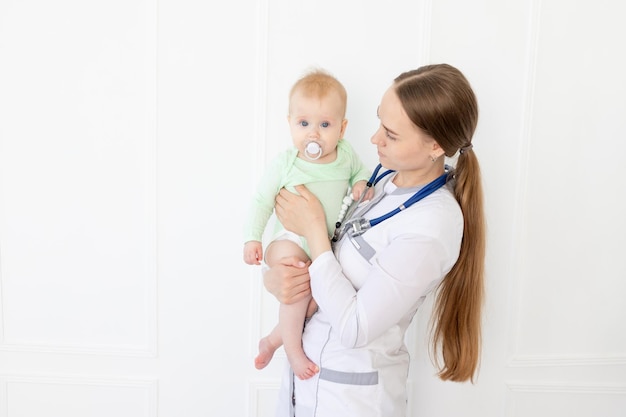 Un médecin examine un bébé avec un stéthoscope un concept de santé et de médecine