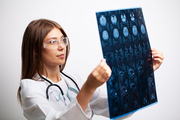 Un Médecin Examine Une Image Irm De La Tête Du Patient