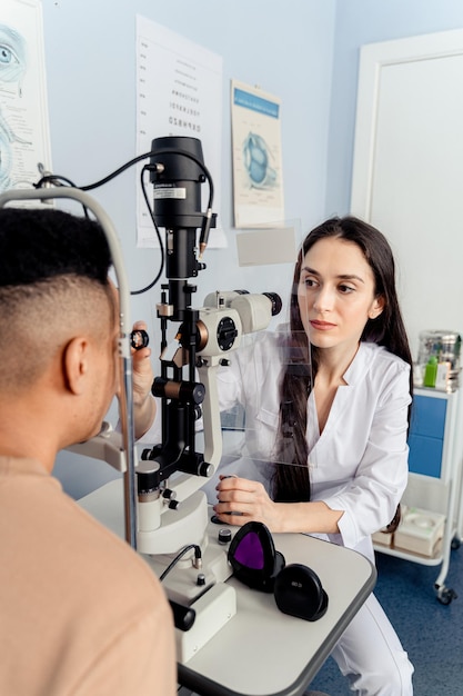 Un médecin examine l'œil d'un patient.