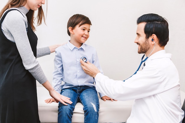 Le médecin examine le patient à l'hôpital