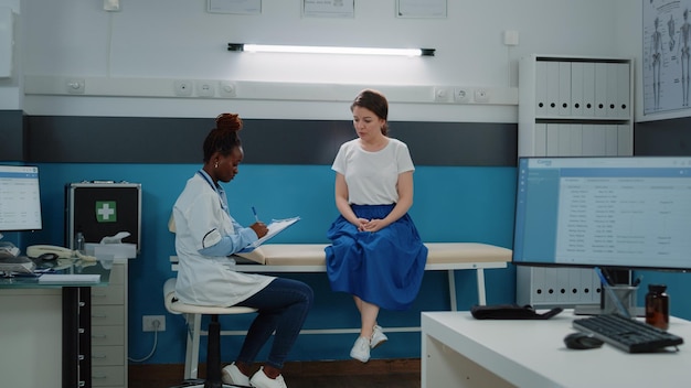 Le médecin examine le patient à l'hôpital