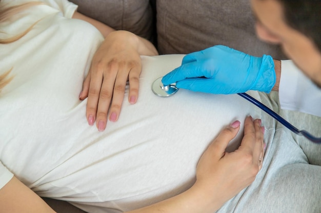 Le médecin examine le ventre d'une femme enceinte Mise au point sélective