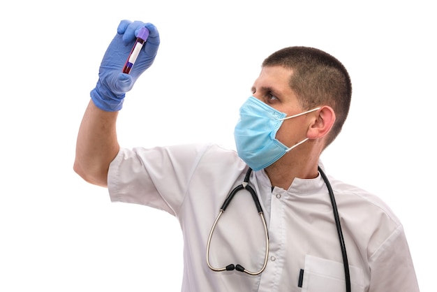 Médecin examiner tube de sang isolé sur fond blanc