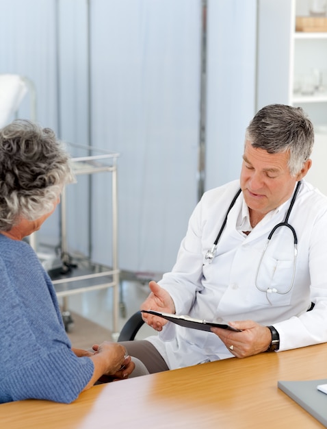 Un médecin expérimenté avec son patient dans son bureau