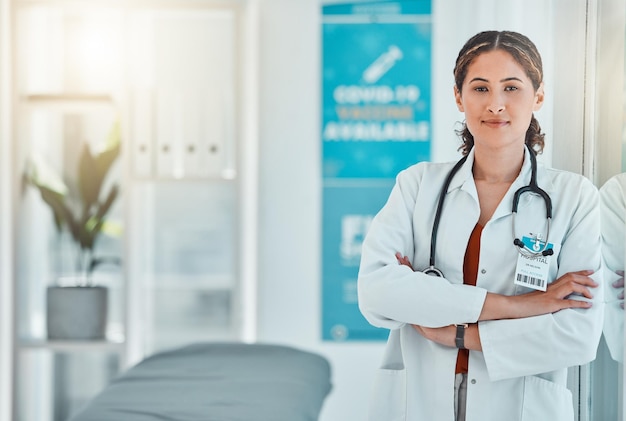 Médecin expert portrait médical et femme consultant en médecine soins de santé tout en travaillant dans un hôpital Fière infirmière consultante et travailleur professionnel avec les bras croisés à la clinique de chirurgie cardiologique