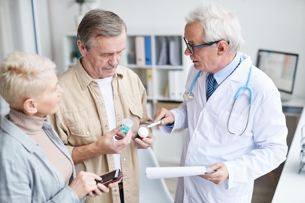 Médecin expliquant comment prendre correctement les médicaments